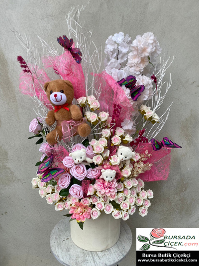 Mini Yapay Güller, Pelüş Ayıcık Ve Aksesuarlar ile Birlikte Yapay Çiçek Tanzimi
